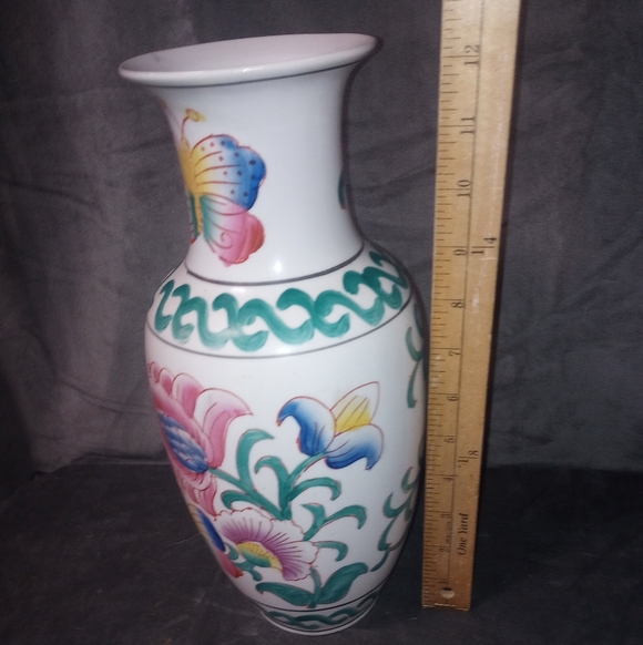 Vintage Chinoiserie Floral & Butterflies Ceramic Vase w Pink Green Accents EUC - Picture 9 of 11